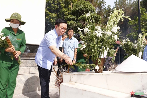 Chủ tịch Quốc hội dâng hương tưởng nhớ công ơn của Bác Hồ và các Anh hùng liệt sĩ tại Nghệ An và Hà Tĩnh